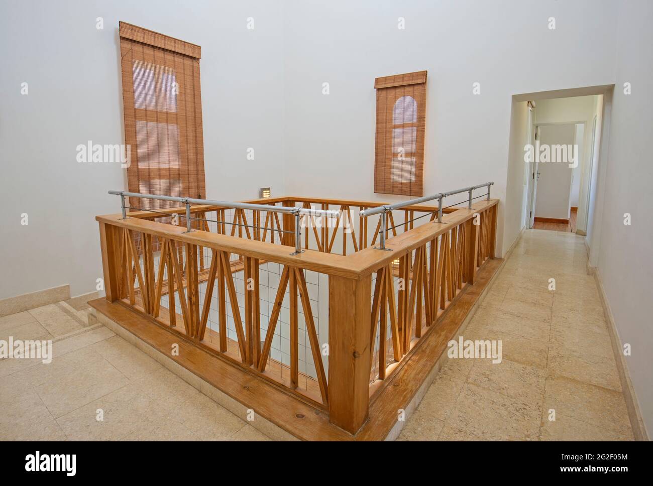 Palier mezzanine couloir zone dans villa de vacances de luxe avec rampe de banister en bois Banque D'Images