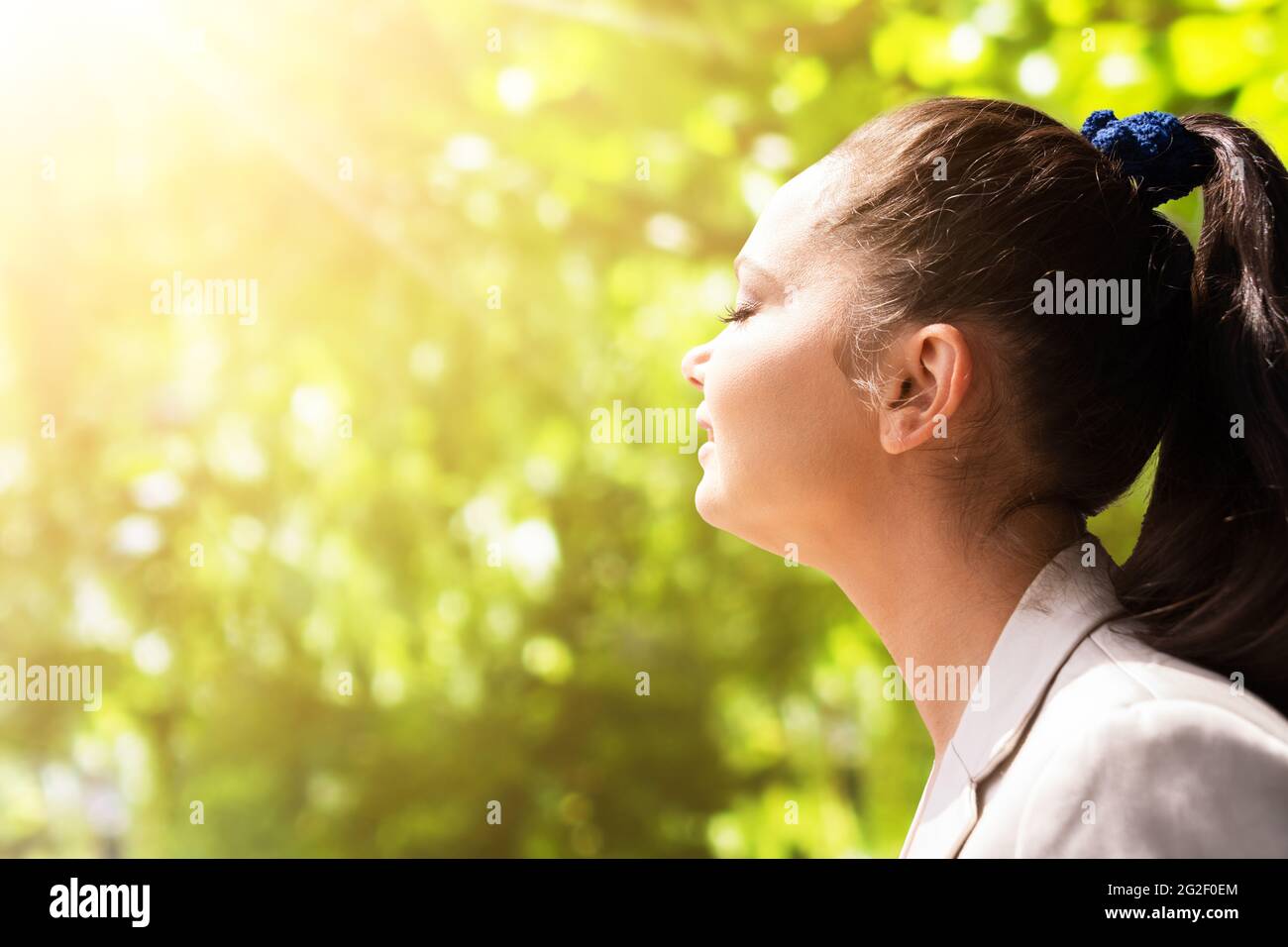 Femme respirant de l'air pur avec les yeux fermés Banque D'Images