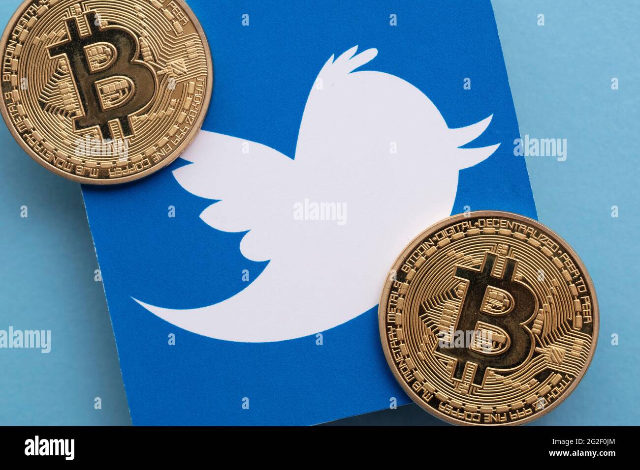 LONDRES, Royaume-Uni - Mars 2021: Crypto-monnaie Bitcoin sur un logo Twitter de médias sociaux Banque D'Images