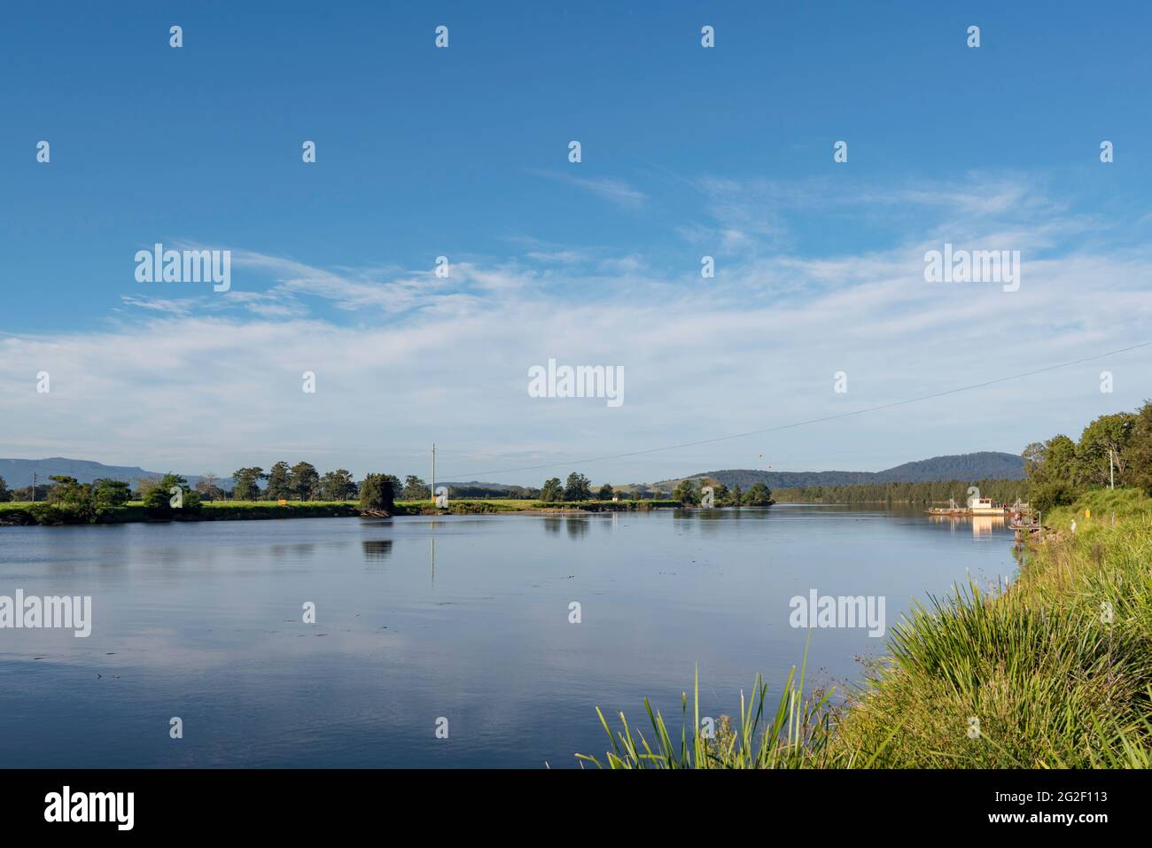 En regardant vers l'est le long de la rivière Shoalhaven depuis la banlieue de Terara, près de Nowra, sur la côte sud de la Nouvelle-Galles du Sud de l'Australie Banque D'Images