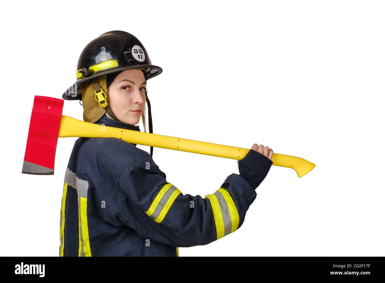 Jeune femme en uniforme de pompier avec la hache isolée Banque D'Images