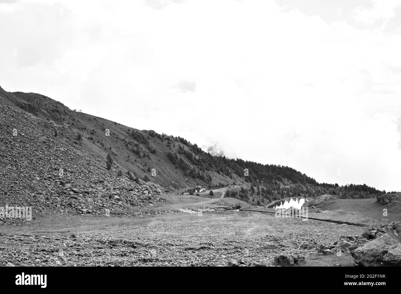 Une vallée avec un petit étang dans les Alpes italiennes (Trentin, Italie, Europe) Banque D'Images