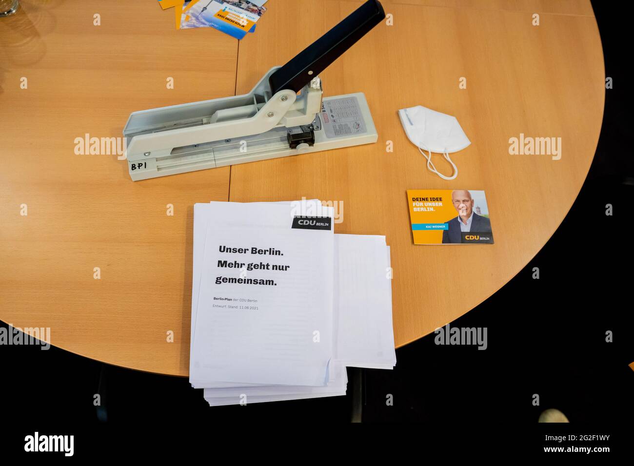 Berlin, Allemagne. 11 juin 2021. Le projet de programme gouvernemental de la CDU Berlin se trouve sur une table lors de sa présentation lors d'une conférence de presse numérique. Credit: Christoph Soeder/dpa/Alay Live News Banque D'Images