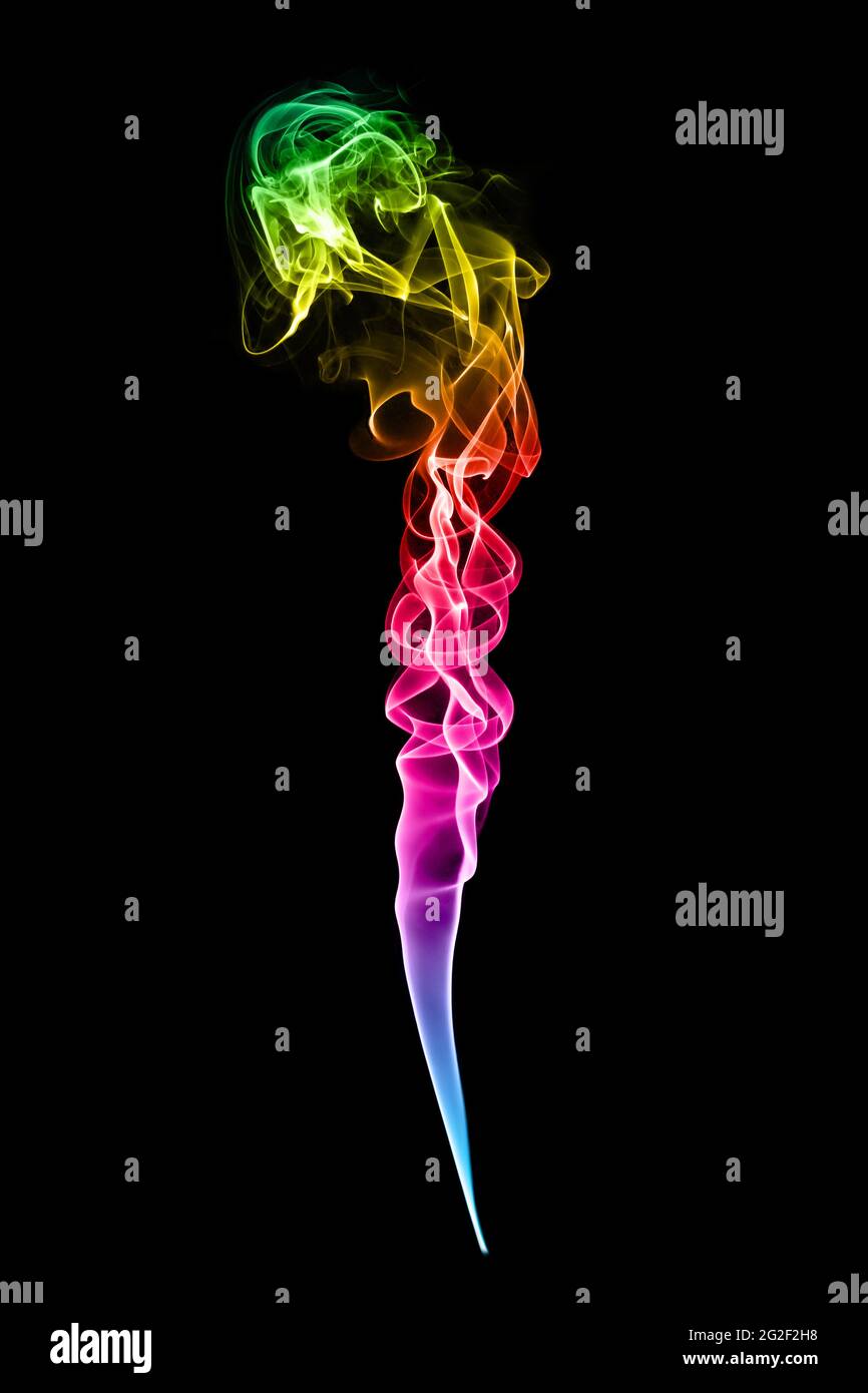 Motif En Spirale De Fumee Colore Dans Des Couleurs De Degrade Arc En Ciel Sur Fond Noir Photo Stock Alamy