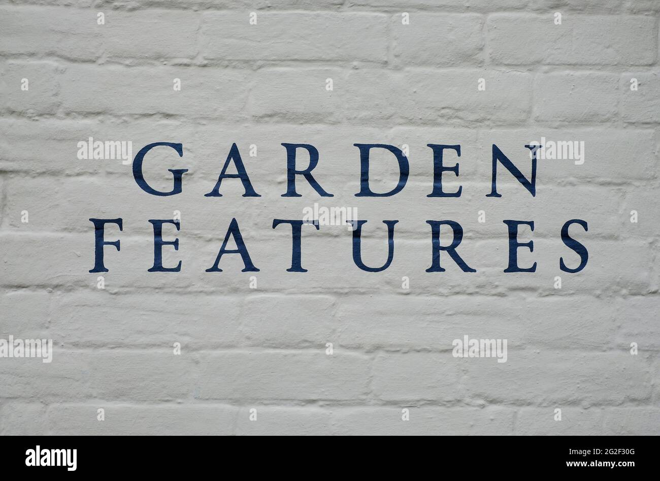 le jardin est doté d'un libellé peint sur un mur de briques grises, à norfolk, en angleterre Banque D'Images