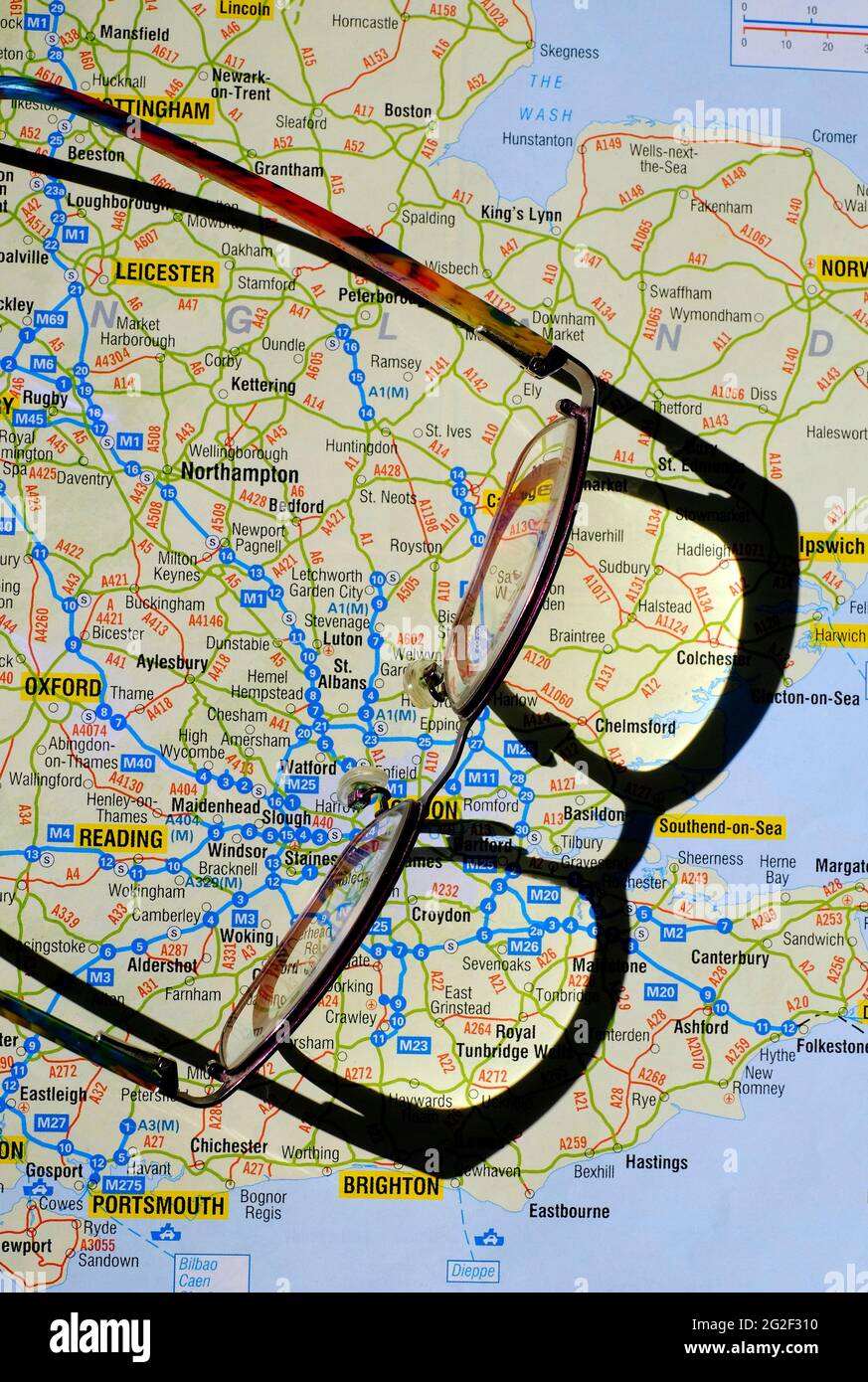 lecture des lunettes sur la carte routière de l'angleterre Banque D'Images