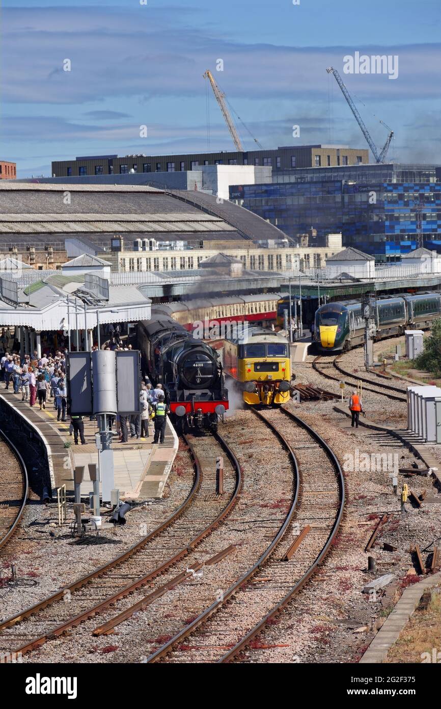 46100 'Royal Scot' conduirait 'Black 5' classe 5MT - 45231 'le forestier de Sherwood hors de Temple Meads Banque D'Images