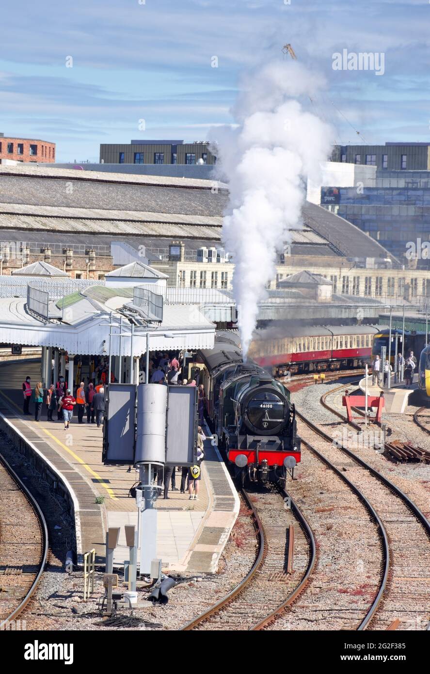 46100 'Royal Scot' conduirait 'Black 5' classe 5MT - 45231 'le forestier de Sherwood hors de Temple Meads Banque D'Images