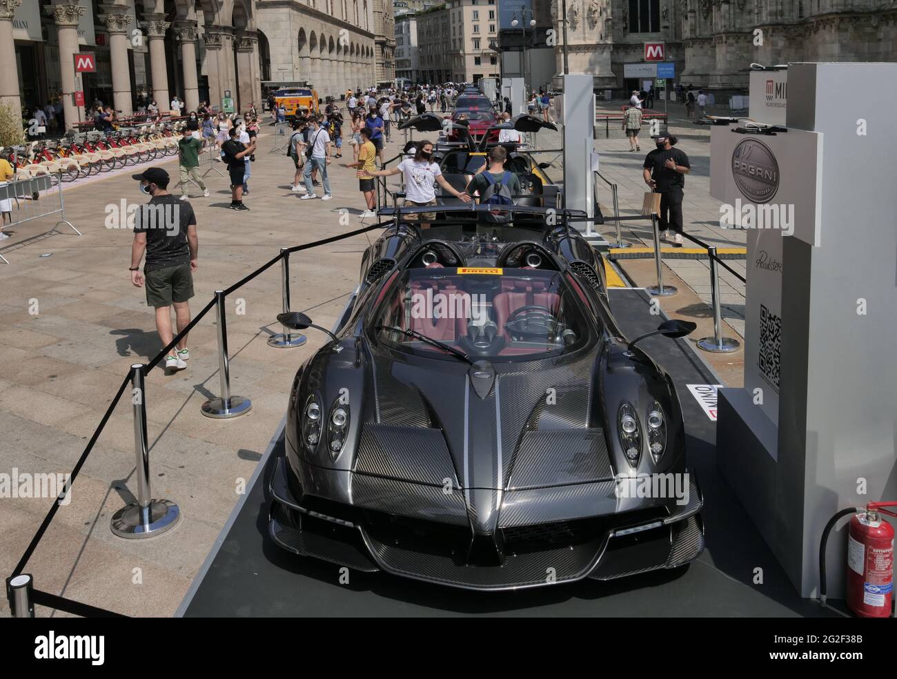 Voitures et motos exposées à MIMO, salon international de l'automobile à Milan première édition. Lombardie, Italie Banque D'Images