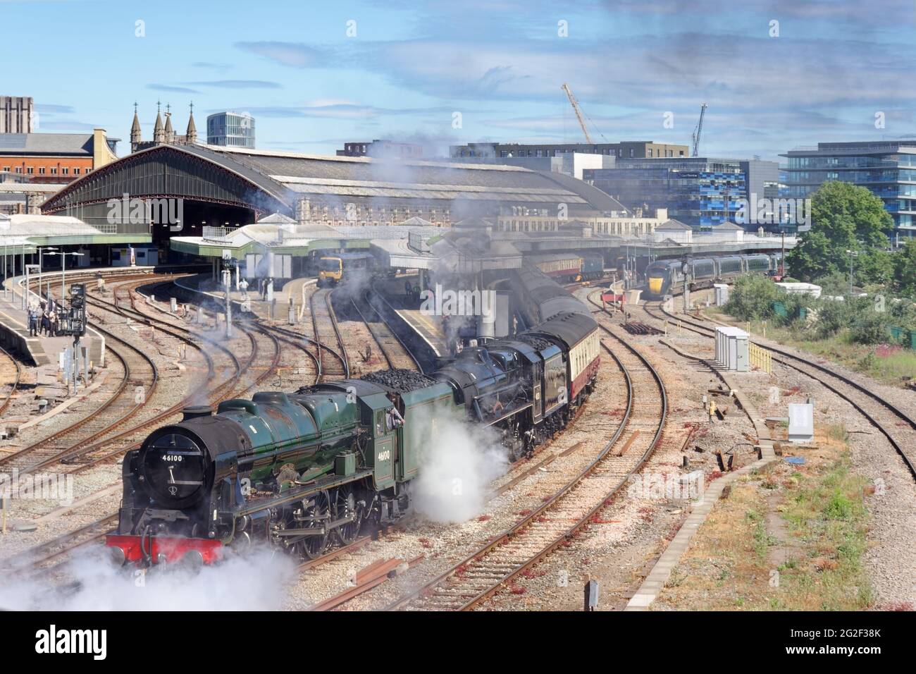 46100 'Royal Scot' conduirait 'Black 5' classe 5MT - 45231 'le forestier de Sherwood hors de Temple Meads Banque D'Images