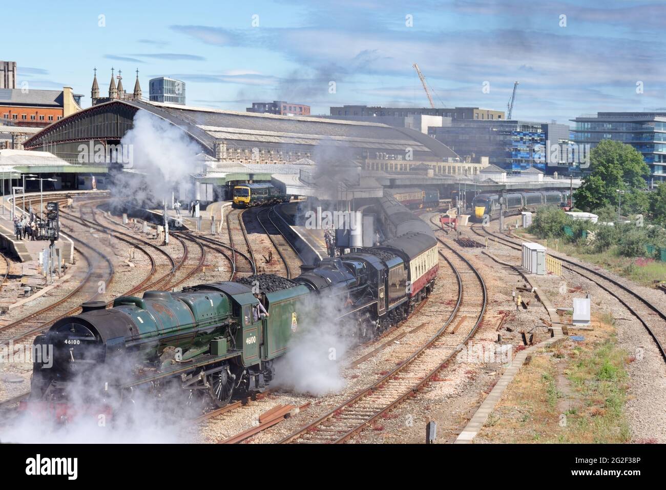 46100 'Royal Scot' conduirait 'Black 5' classe 5MT - 45231 'le forestier de Sherwood hors de Temple Meads Banque D'Images