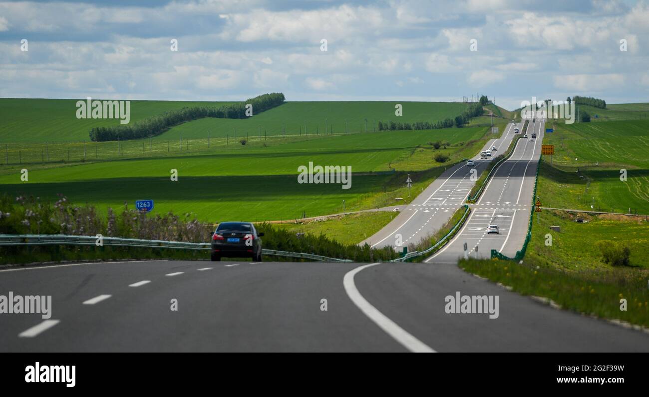 Hulun Buir. 10 juin 2021. Photo prise le 10 juin 2021 montre les paysages herbeuses le long de l'autoroute nationale n° 332 à Hulun Buir, dans la région autonome de Mongolie intérieure de la Chine du nord. Credit: Lian Zhen/Xinhua/Alay Live News Banque D'Images