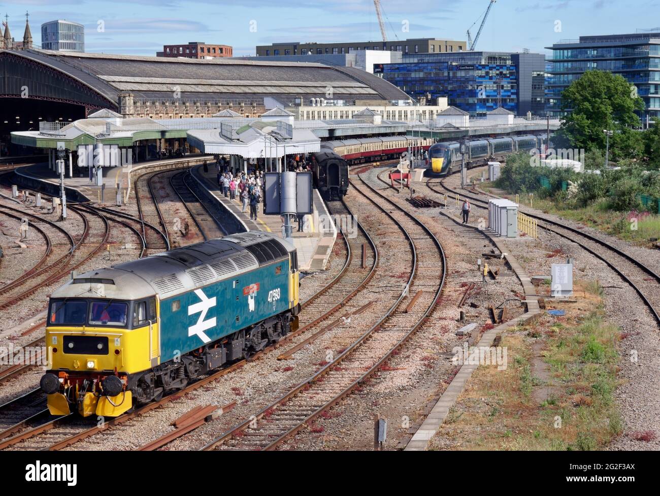 46100 'Royal Scot' conduirait 'Black 5' classe 5MT - 45231 'le forestier de Sherwood hors de Temple Meads Banque D'Images