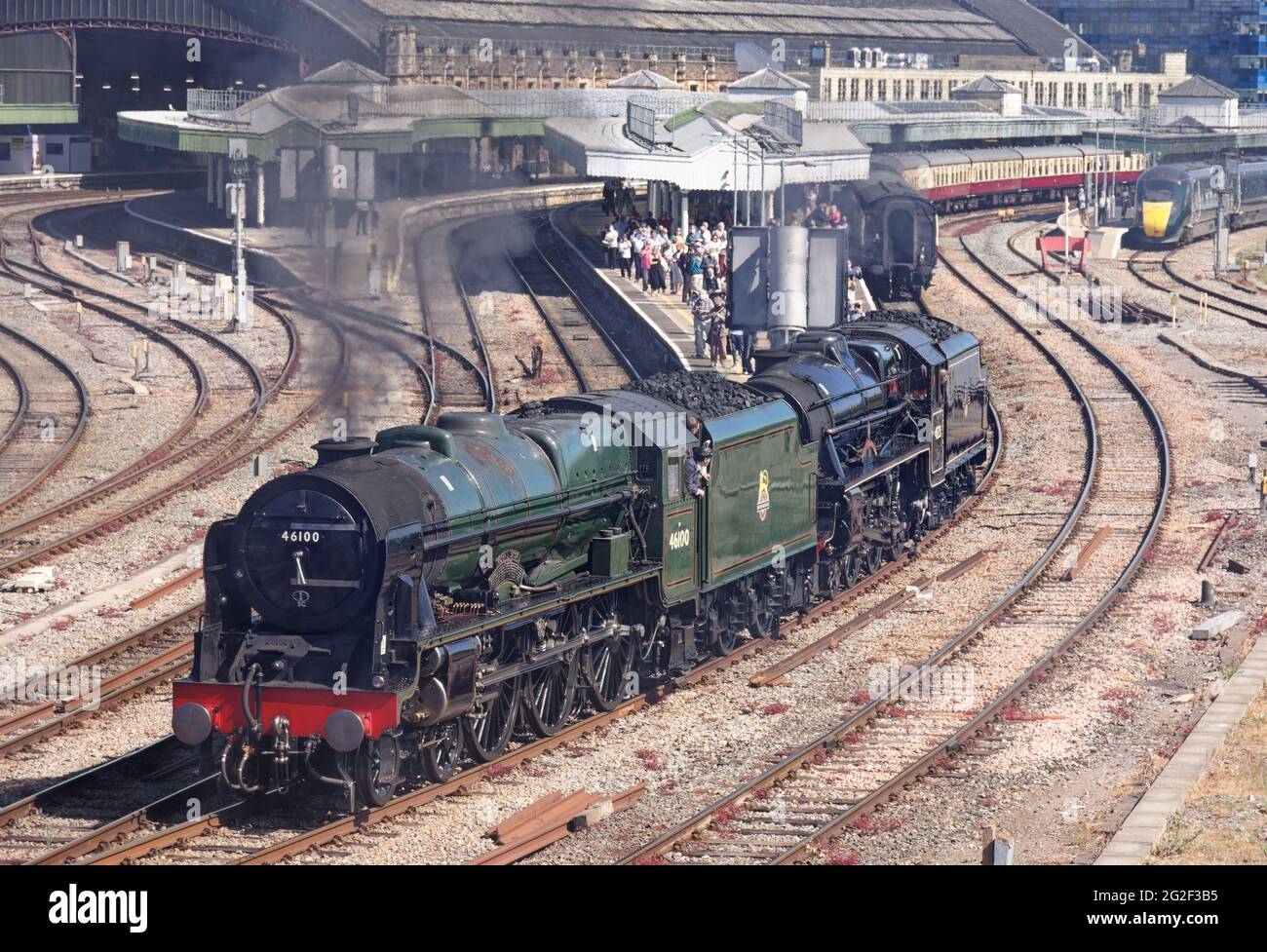 46100 'Royal Scot' conduirait 'Black 5' classe 5MT - 45231 'le forestier de Sherwood hors de Temple Meads Banque D'Images