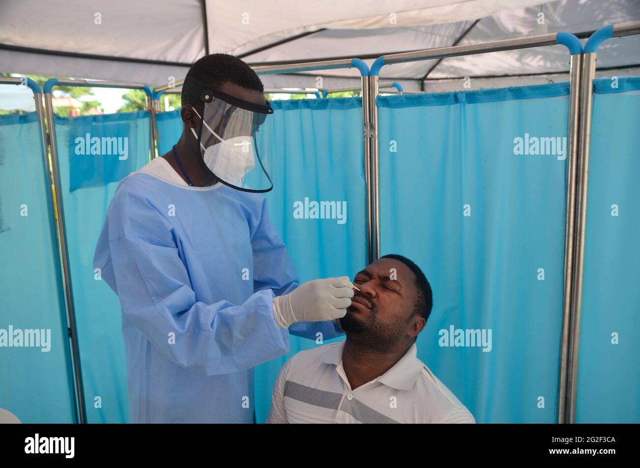 Entebbe, Ouganda. 9 juin 2021. Un travailleur médical recueille un échantillon d'écouvillonnage pour les tests COVID-19 près de l'aéroport international d'Entebbe, district de Wakiso, Ouganda, le 9 juin 2021. Le ministère ougandais de la Santé a déclaré jeudi que le pays a enregistré 1,438 nouveaux cas de COVID-19, la plus forte augmentation quotidienne de la deuxième vague du virus, ce qui porte le nombre national total d'infections à 56,949. Crédit: Nicholas Kajoba/Xinhua/Alamy Live News Banque D'Images