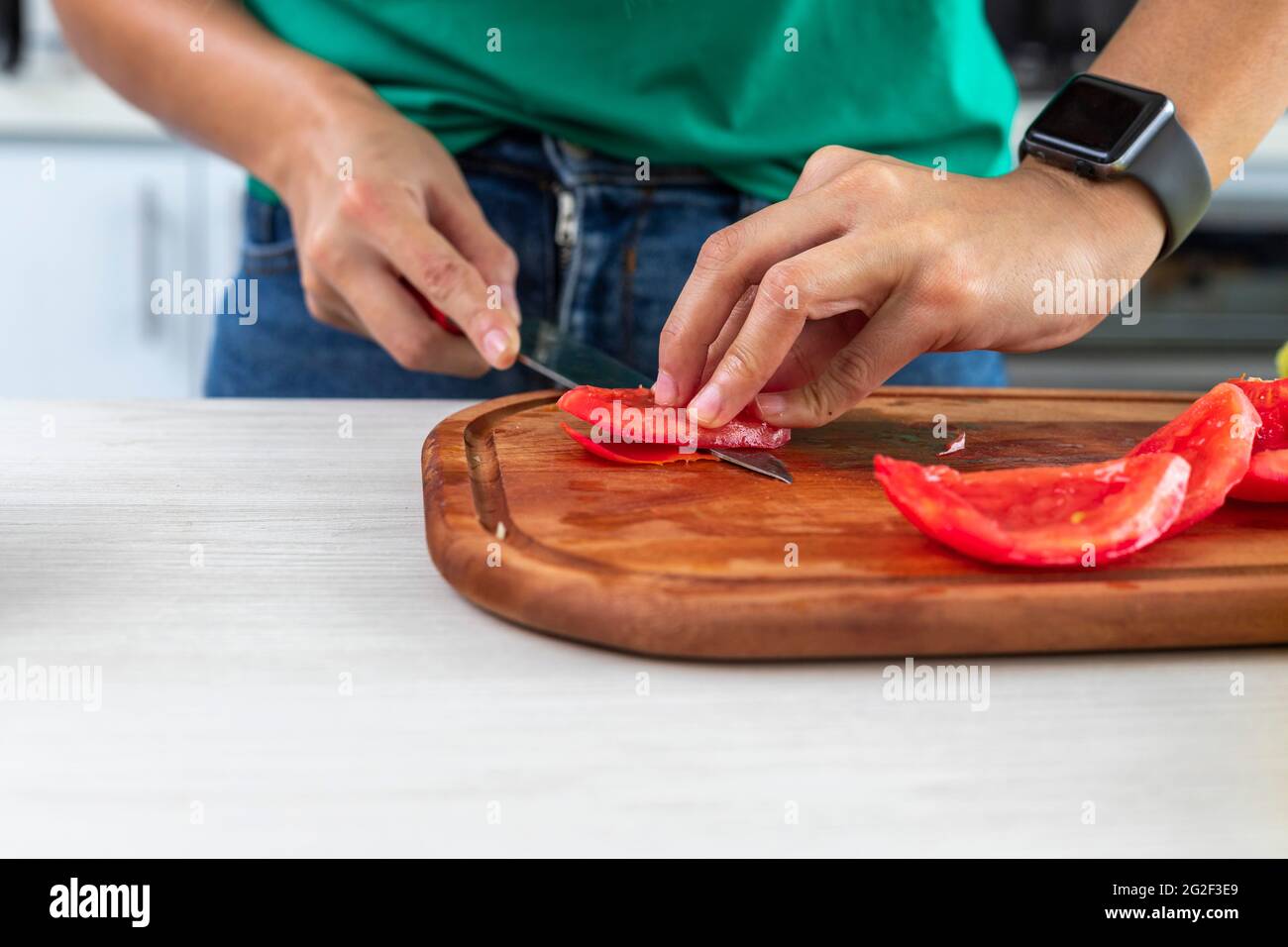 technique de décorage de tomates concasse sur une table en bois Banque D'Images