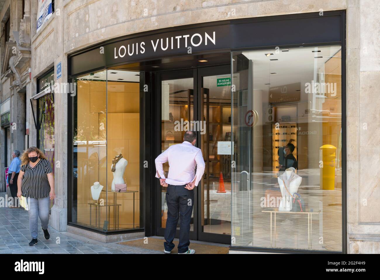 Valence, Espagne. 10 juin 2021. Une femme portant un masque facial comme précaution contre la propagation de la promenade Covid-19 en passant par le magasin Louis Vuitton. (Photo de Xisco Navarro Pardo/SOPA Images/Sipa USA) crédit: SIPA USA/Alay Live News Banque D'Images