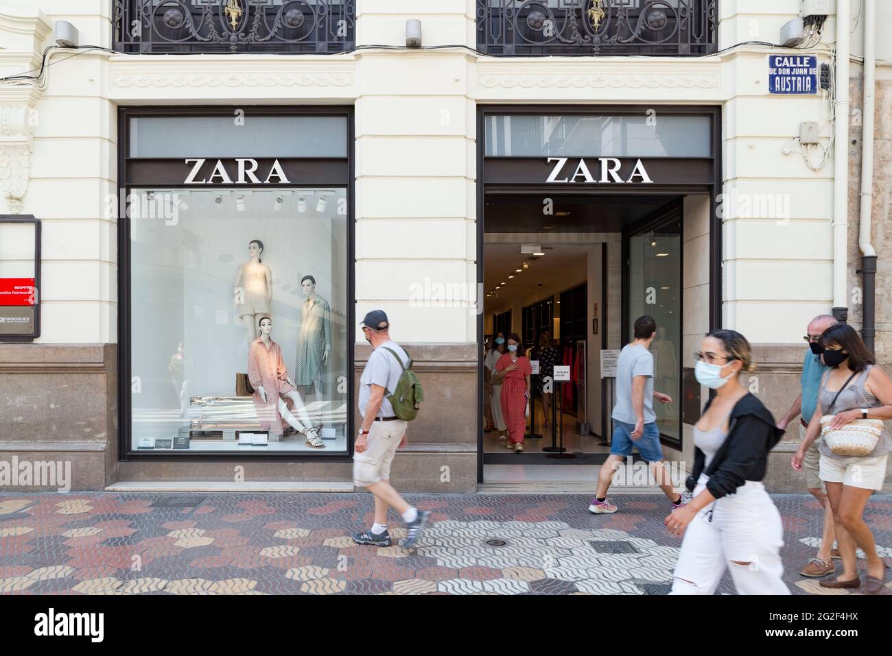 People walk past a Zara store in Barcelona, November 5, 2013. The world's  largest fashion retailer, Inditex, shows no sign of stalling and investors  are betting that its Zara 