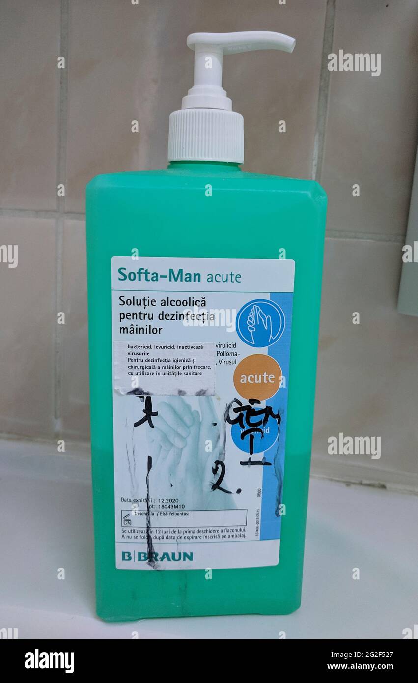 Flacon vert de désinfectant pour les mains aigu Softa Man. 23 avril 2019,  Bucarest, Hôpital Colentina Photo Stock - Alamy