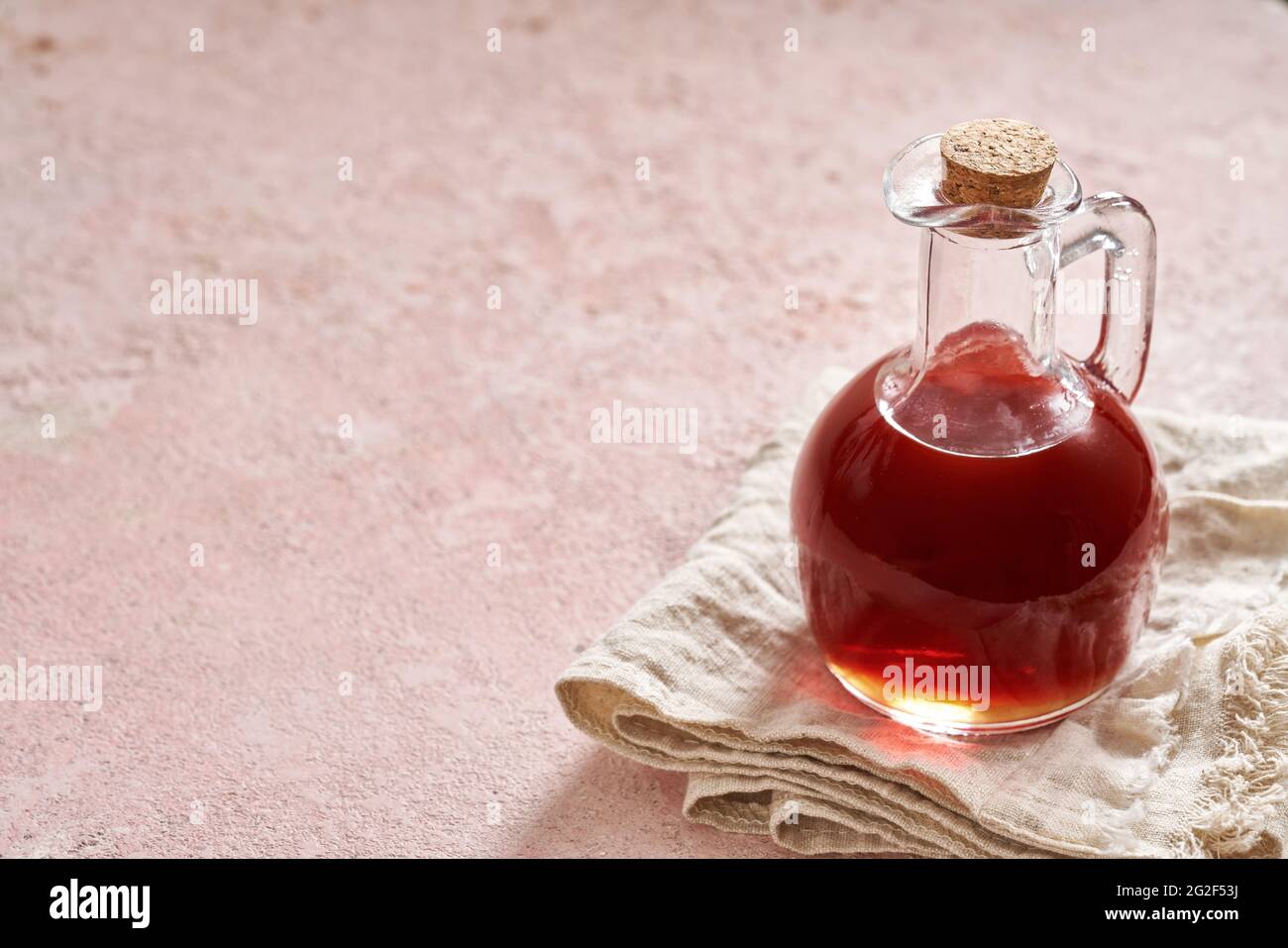 Une bouteille d'huile de graines de rosehip avec un espace de copie. Supplément nutritionnel sain et remède cutané. Banque D'Images