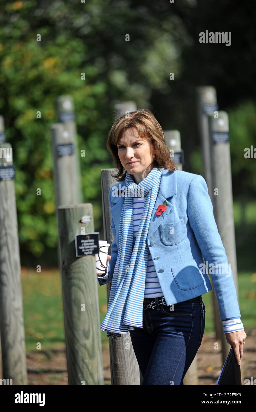 Fiona Bruce, présentatrice à la télévision de la BBC, au Shot at Dawn Memorial, à l'Arboretum national d'Alrewas Banque D'Images