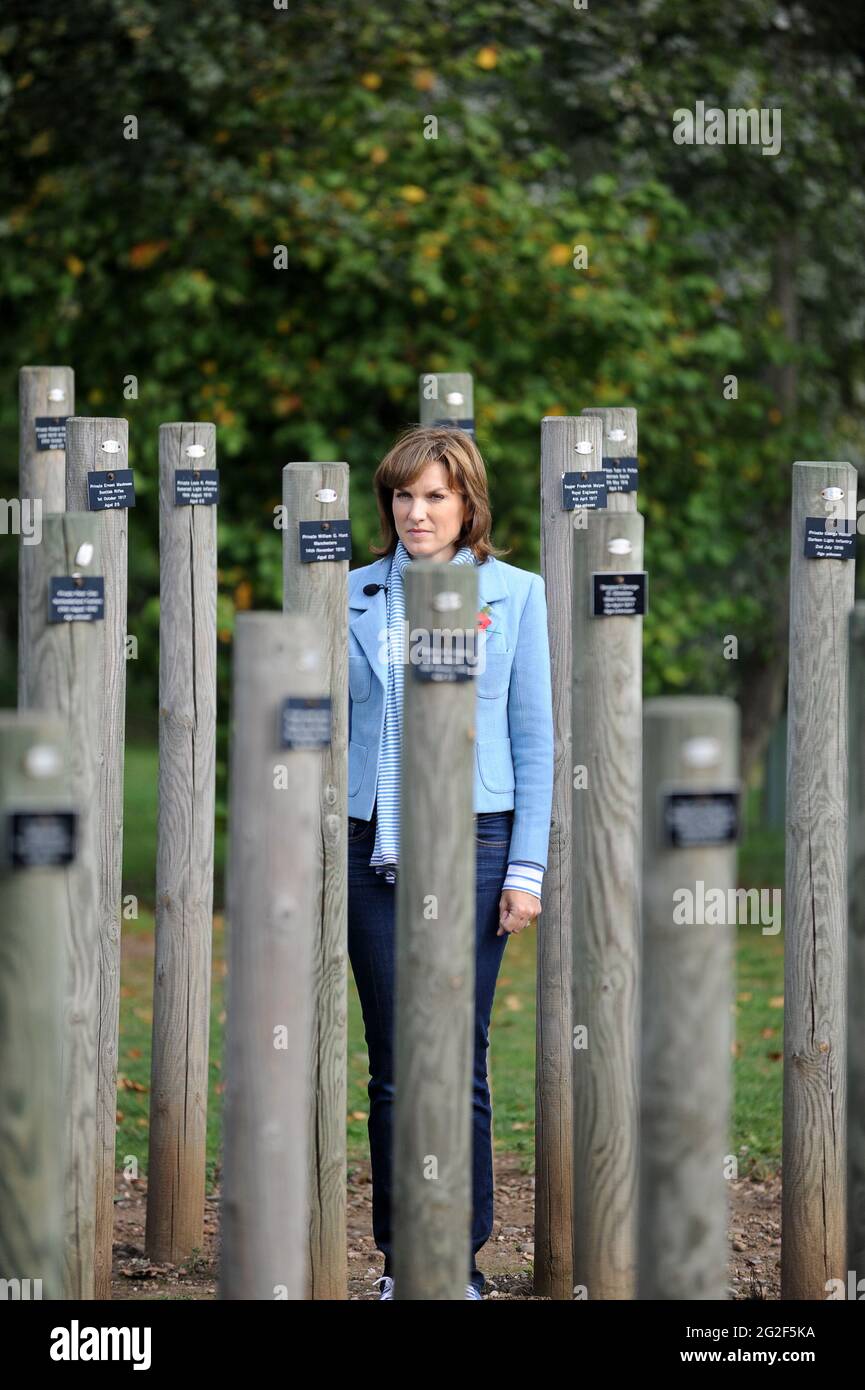 Fiona Bruce, présentatrice à la télévision de la BBC, au Shot at Dawn Memorial, à l'Arboretum national d'Alrewas Banque D'Images