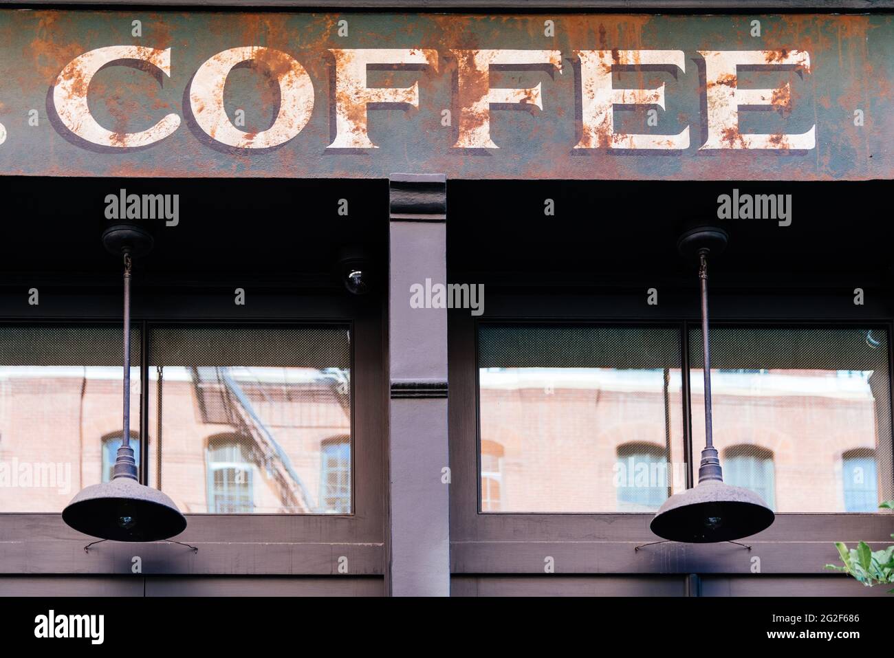 Affiche « café » sur le dessus de la fenêtre du magasin de style rétro ou rétro. Banque D'Images
