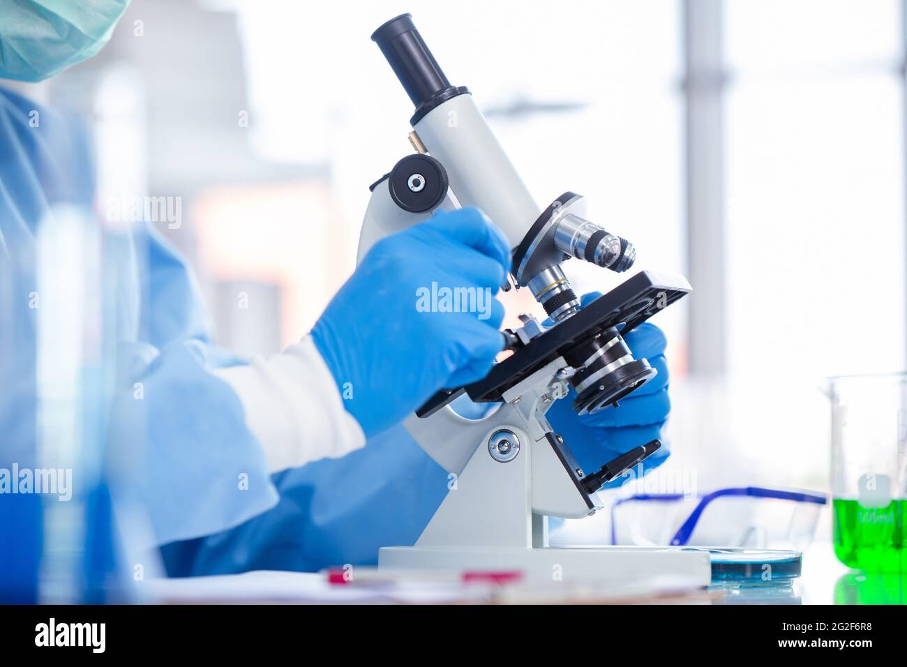 Gros plan scientifique Docteur travaillant dans un laboratoire de santé médicale pour la recherche en médecine regardant au microscope. Science recherche sur le vaccin contre le virus covid médical c Banque D'Images