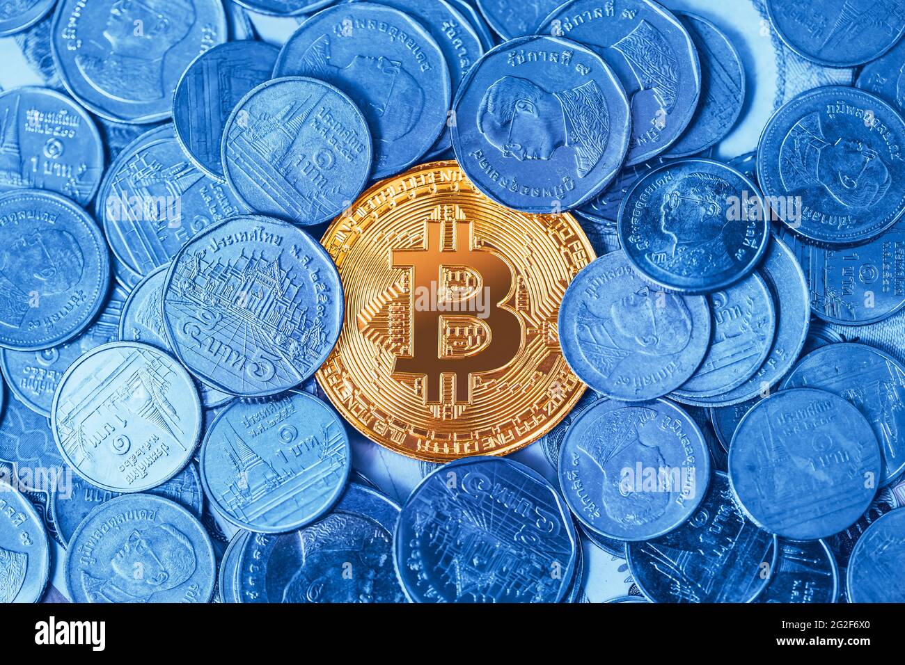 Bitcoin crypto monnaie numérique autour avec monnaie physique argent Thai Bath. Banque D'Images