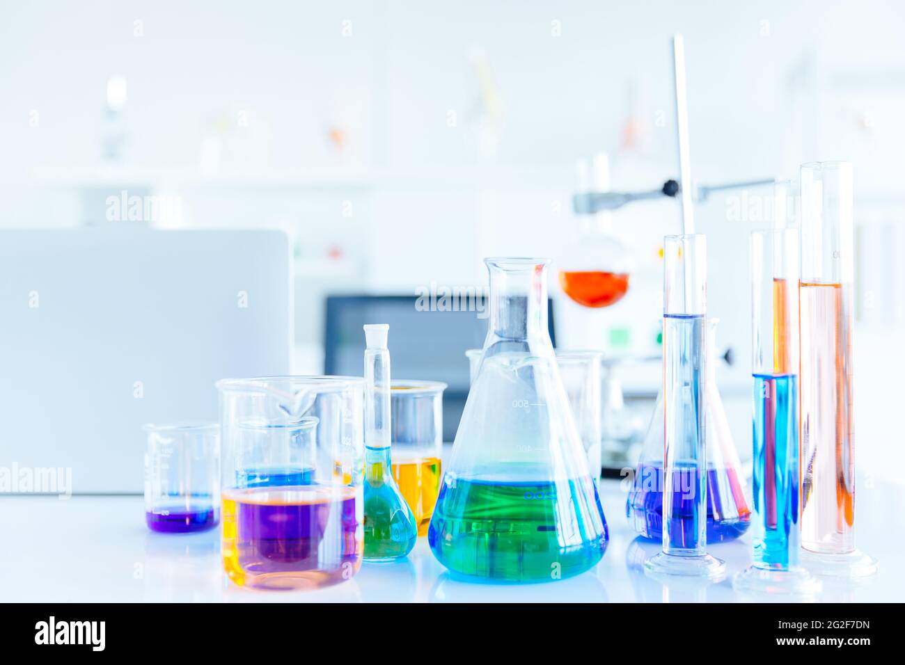 Flacon en verre en laboratoire de science chimique ou en laboratoire de recherche médicale avec liquide coloré pour le fond Banque D'Images