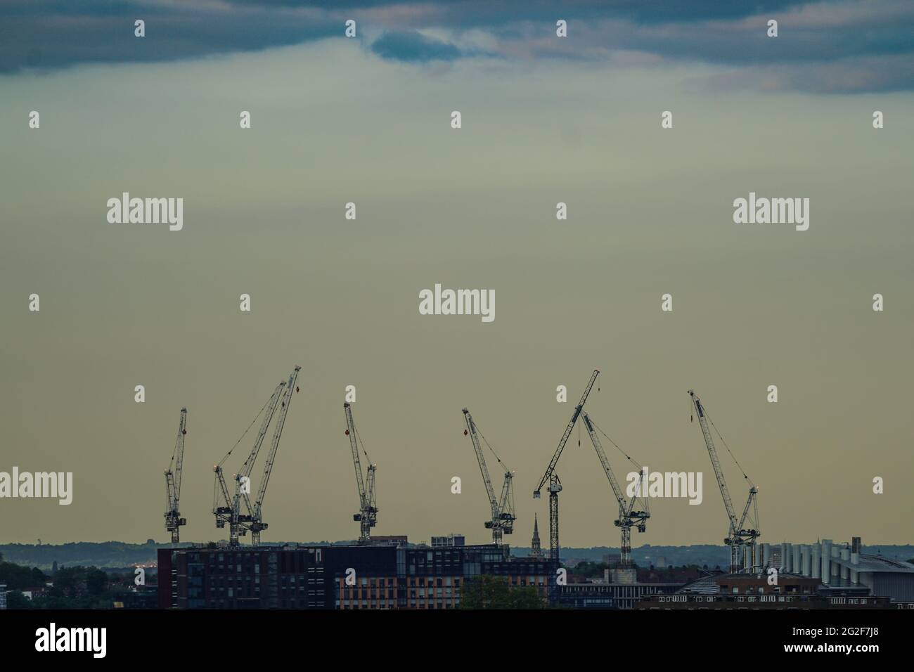 Vues sur les grues sur la ligne d'horizon de Londres (prise d'un appartement du 14ème étage sur Edgware Road). Photo: Richard Gray/Alay Banque D'Images