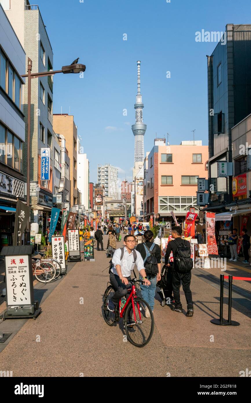 Tokyo, Japon - 05.13.2019 : vue verticale de Tokyo Sky Tree vue depuis la rue menant au temple d'Asakusa par une journée ensoleillée avec beaucoup de gens Banque D'Images