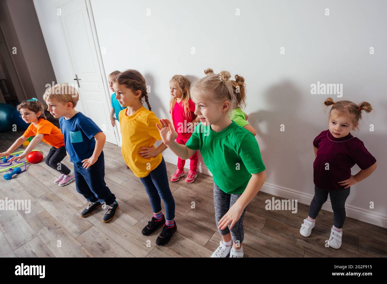 Groupe d'enfants faisant de la gymnastique à la maternelle ou à la garderie Banque D'Images