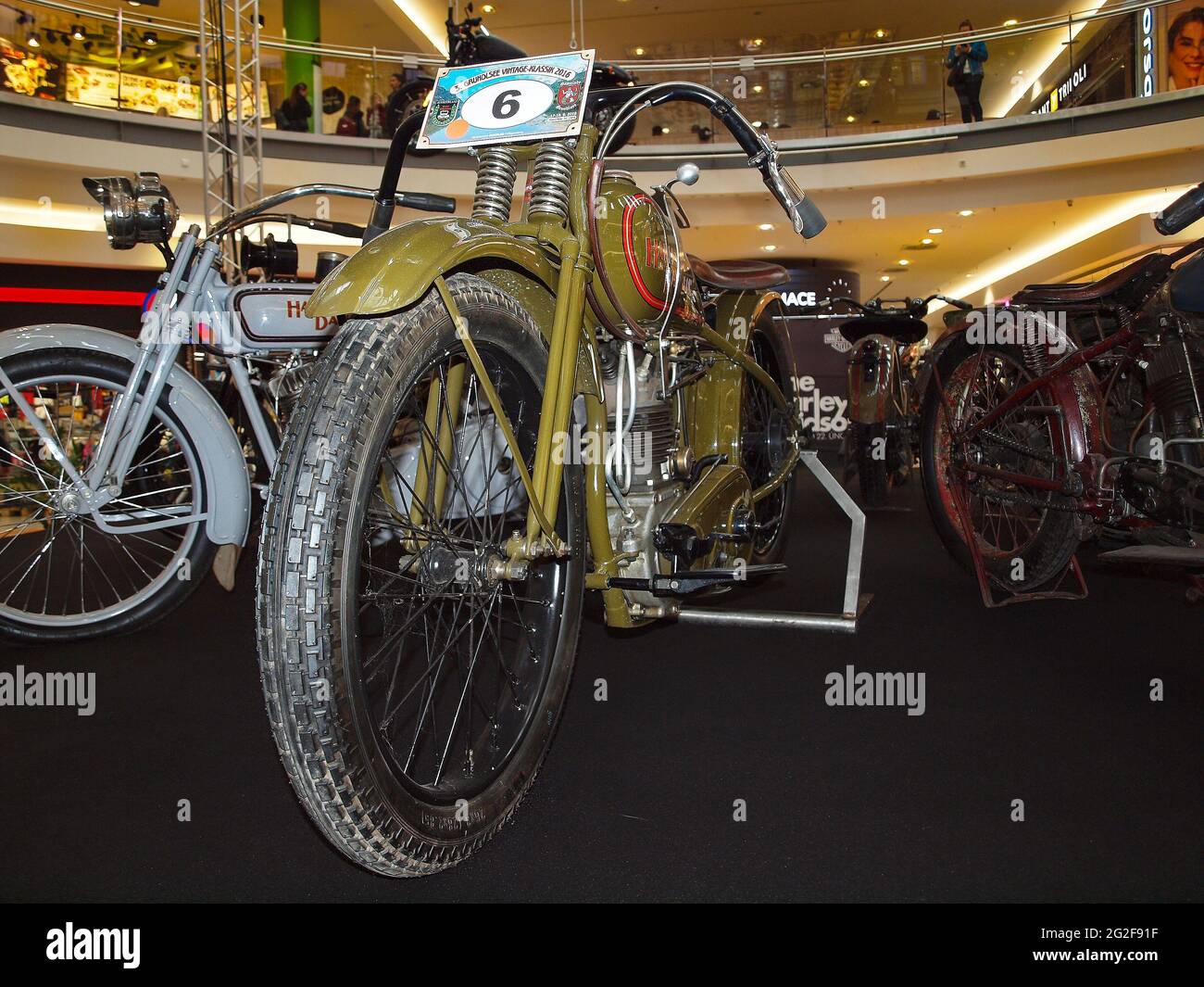 BRNO, RÉPUBLIQUE TCHÈQUE - 20 février 2020 : exposition des motos Harley davidson actuelles et historiques dans la galerie Vankovka à Brno. Banque D'Images