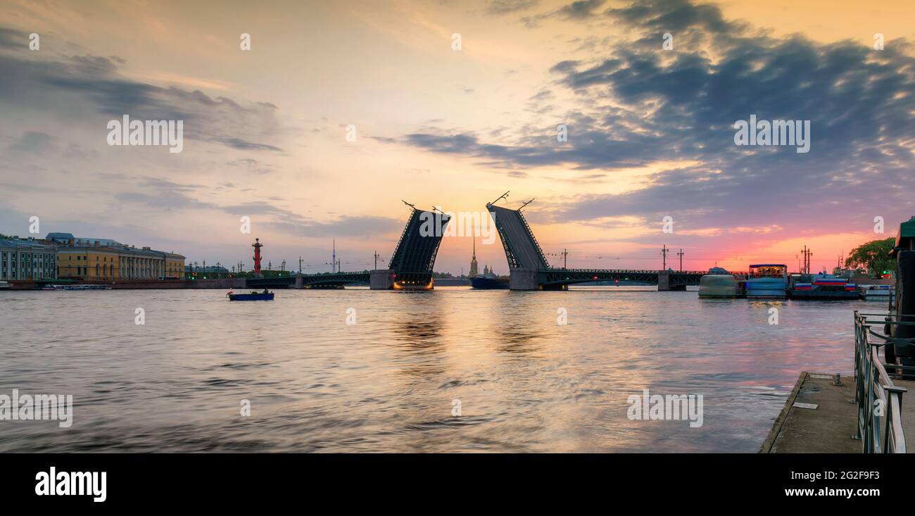 Pont du palais à la nuit blanche à Saint-Pétersbourg, Russie Banque D'Images