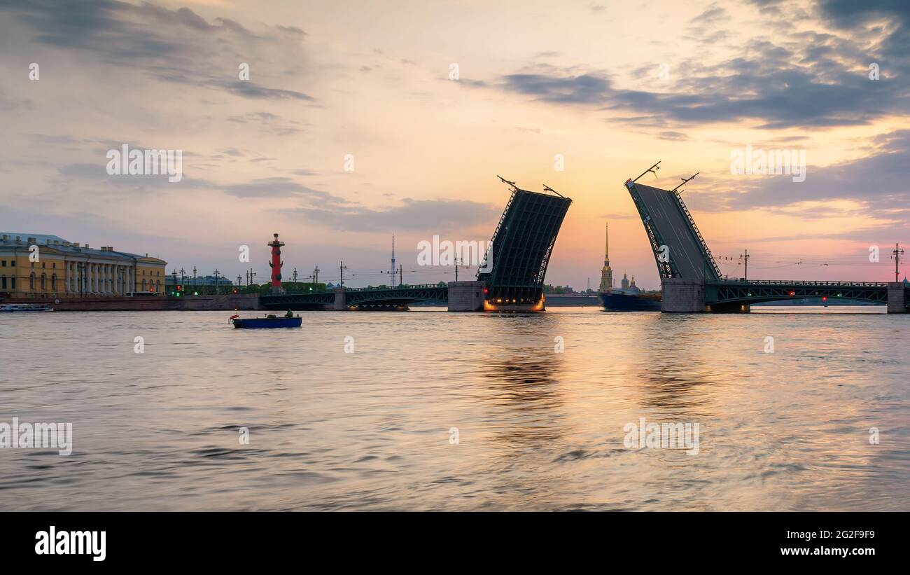Pont du palais à la nuit blanche à Saint-Pétersbourg, Russie Banque D'Images