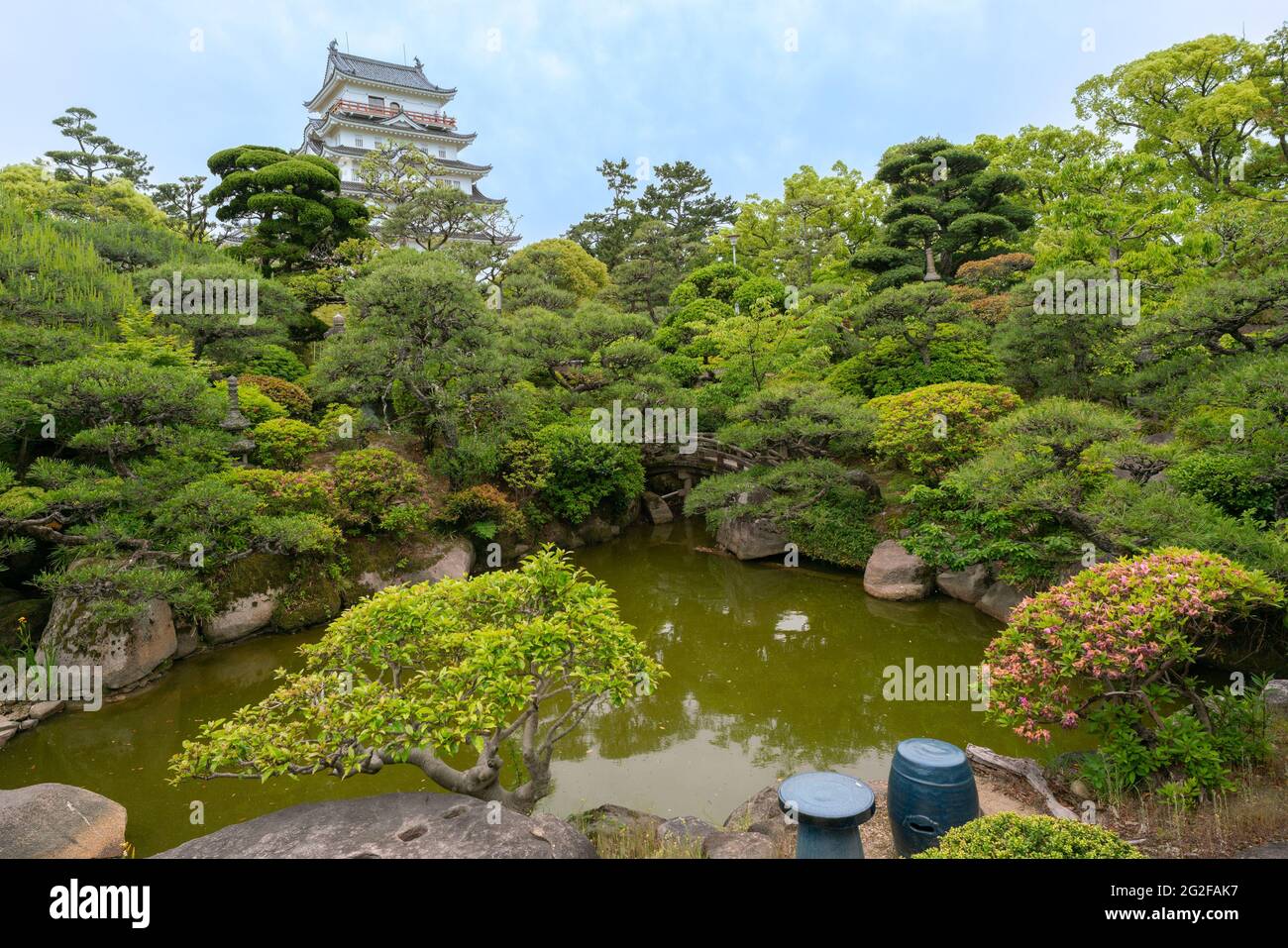 Fukuyama Castle Museum, également appelé Hisamatsu Castle, vu depuis le jardin traditionnel japonais ci-dessous. Architecture japonaise typique de l'ancienne. Hiroshima p Banque D'Images