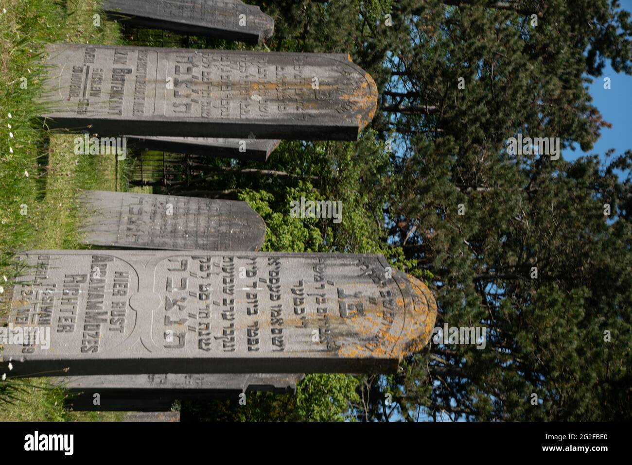 Den Helder, pays-Bas. 3 juin 2021.les anciennes tombes délabrées du cimetière juif de Den Helder, aux pays-Bas. Photo de haute qualité. Banque D'Images