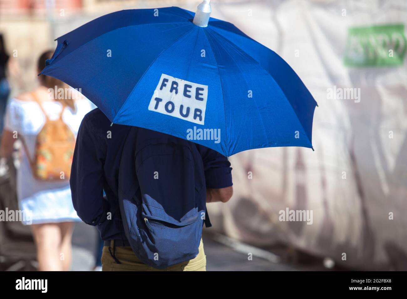 Guide gratuit pour homme avec parapluie bleu. Quartier de Santa Cruz, quartier historique de Séville, Espagne Banque D'Images