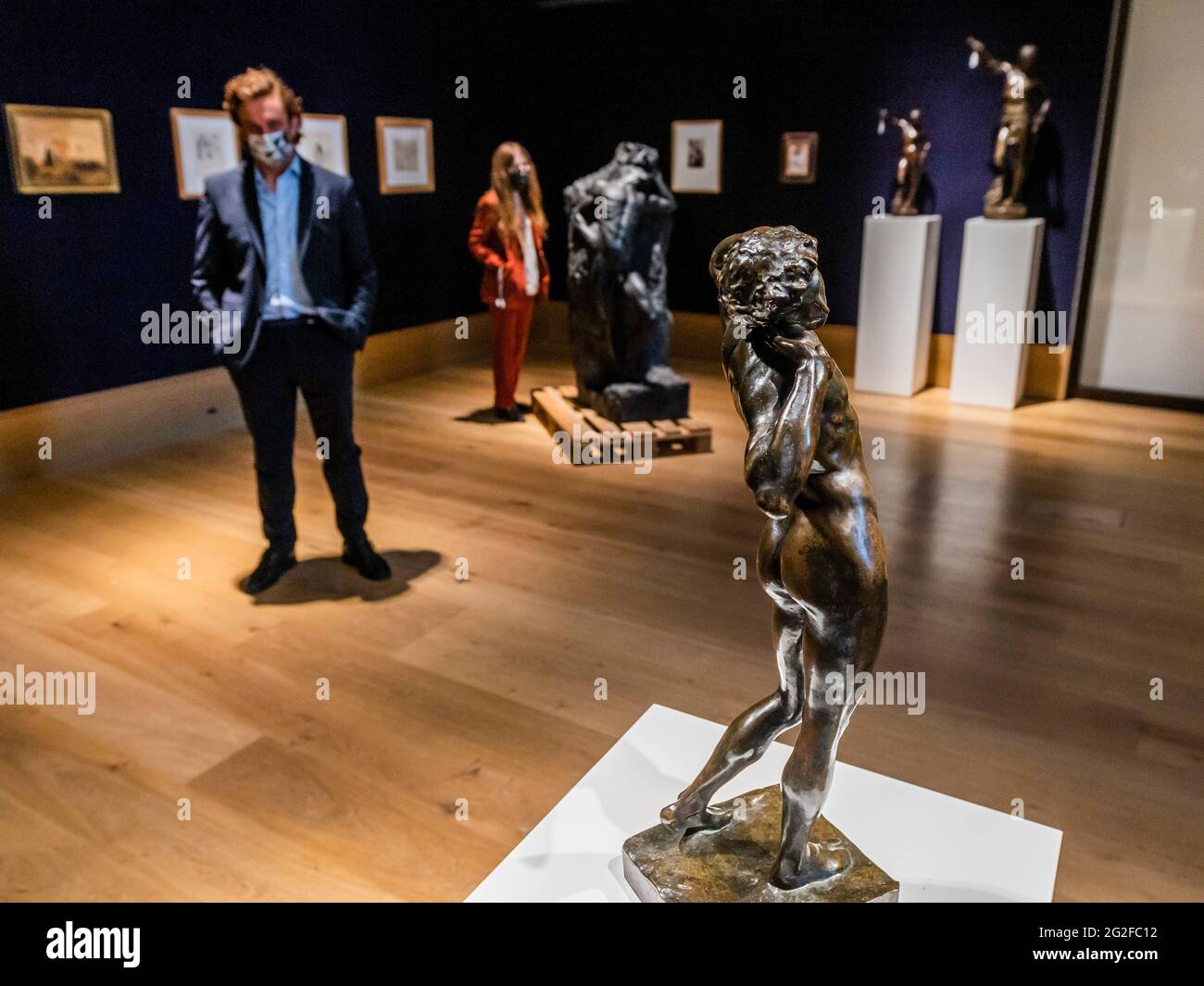 Londres, Royaume-Uni. 11 juin 2021. Lord Frederick Leighton, UNE figure de bronze de 'The paresser', est de £15,000-20,000 et d'autres travaux - Aperçu la vente de la forme masculine aura lieu le vendredi 11 juin à 11h à Bonhams New Bond Street, Londres. En plus des points forts de la vente, l'artiste Luke Edward Hall sera présent pour terminer sa fresque spécialement commandée et pour présenter sa sélection de points forts de la vente. La vente elle-même aura lieu le 16 juin. Crédit : Guy Bell/Alay Live News Banque D'Images