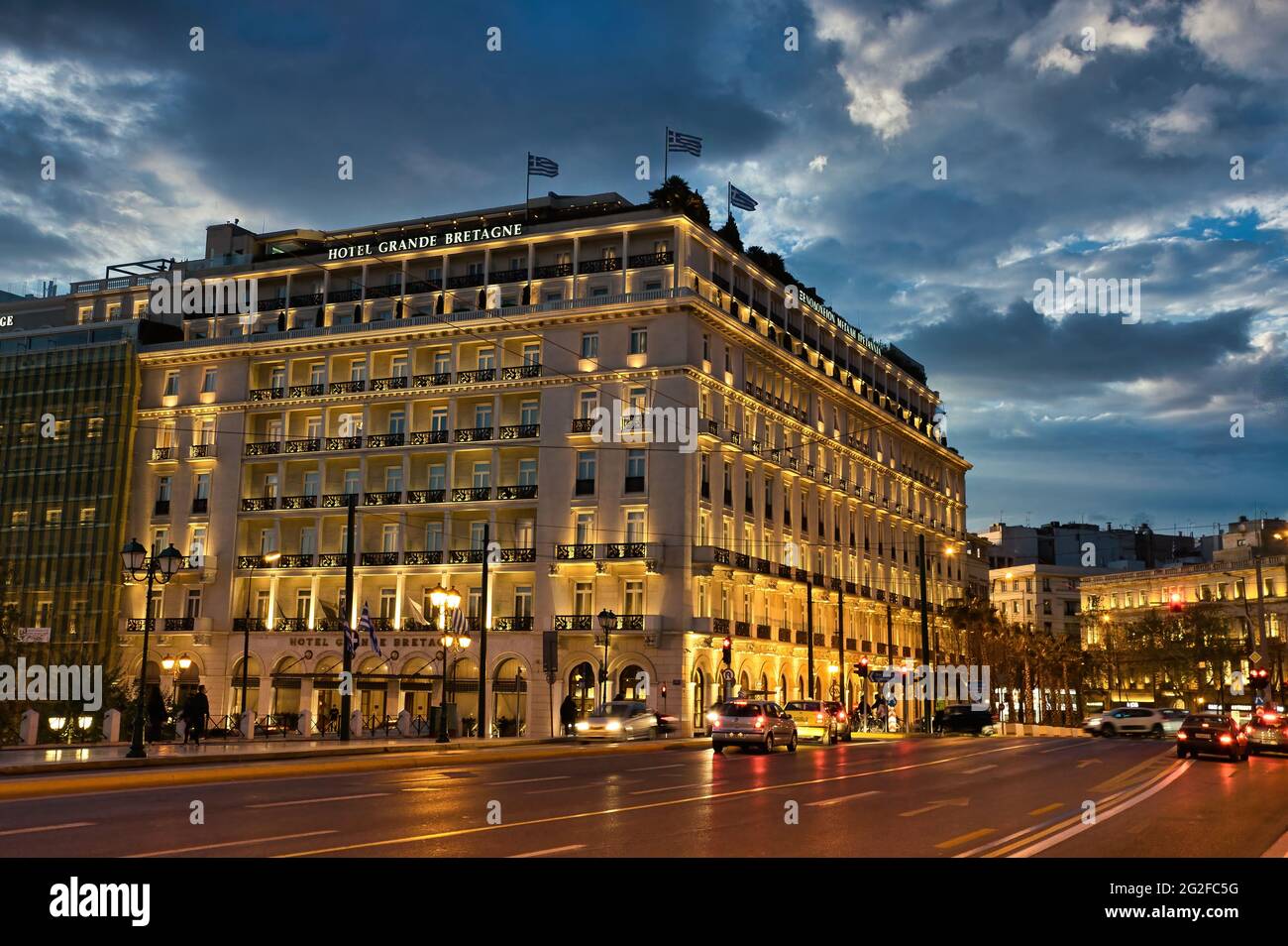 ATHÈNES, GRÈCE - 20 avril 2021 : l'hôtel Grande Bretagne au centre d'Athènes, la nuit, place Syntagma. Grèce, Athènes, 4-20-2021 Banque D'Images