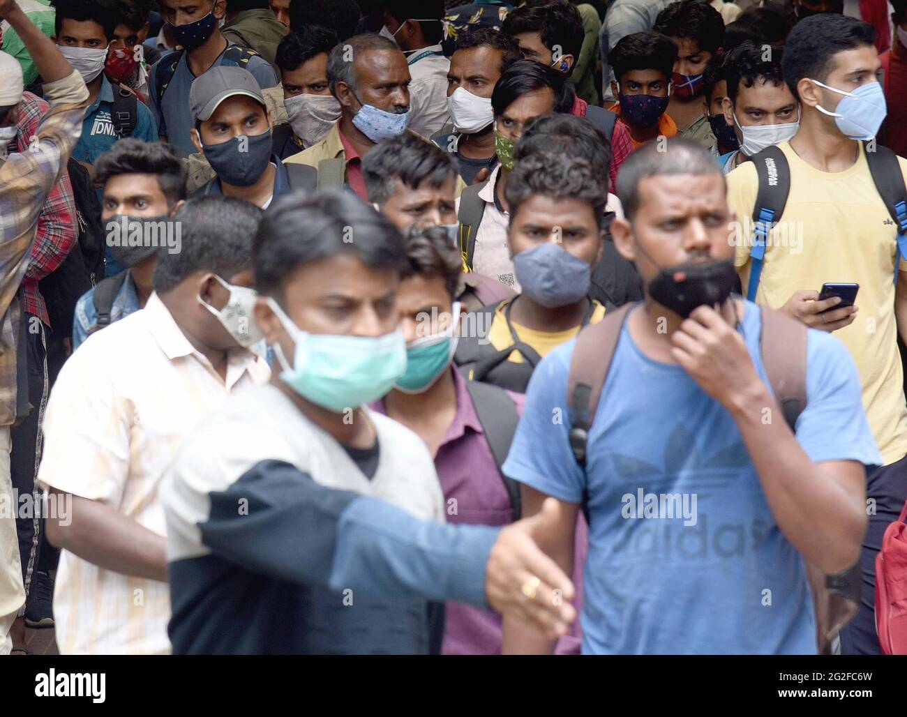 Bangalore, Inde. 10 juin 2021. Les passagers sont vus à la gare ferroviaire de Bangalore pendant le confinement de la COVID-19, à Bangalore, Inde, le 10 juin 2021. Credit: STR/Xinhua/Alay Live News Banque D'Images