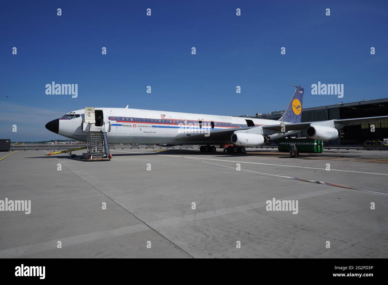 11 juin 2021, Hambourg: Vue du Boeing 707-430. L'un des plus anciens avions à réaction de Lufthansa a été démantelé à Hambourg depuis vendredi. Après avoir enlevé l'intérieur, une entreprise spéciale a commencé à scier le Boeing 707-430 avec l'enregistrement D-ABOD. La maison de vente aux enchères industrielle Dechow veut vendre aux enchères autant de parties individuelles de l'avion traditionnel que possible en septembre, avec les parties d'un avion du même type qui a été démonté à Berlin-Tegel il y a quelques semaines. (À dpa, un bon Boeing 707 de 60 ans est démantelé à Hambourg - vente aux enchères de pièces) photo: Marcu Banque D'Images