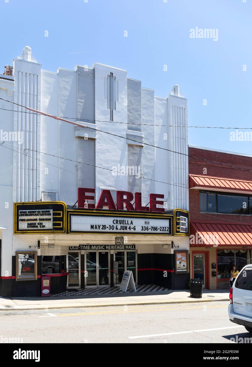 MT. AIRY, Caroline du Nord, USA-5 JUIN 2021 : le cinéma local et le « Old-Time Music Heritage Hall », The Earle se trouve sur main Street, avec actuellement « Cruella », Banque D'Images
