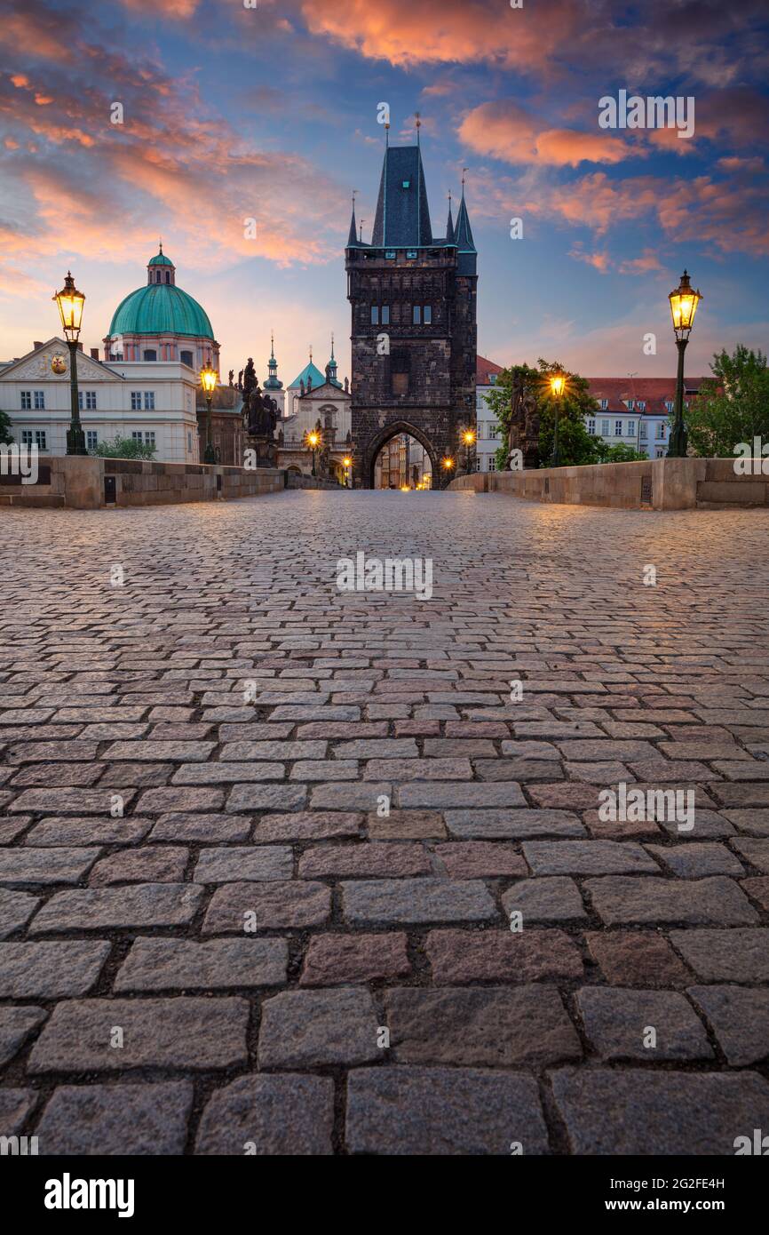 Prague, Pont Charles. Image de paysage urbain du célèbre pont Charles et de la tour du pont de la vieille ville à Prague, République tchèque au lever du soleil. Banque D'Images