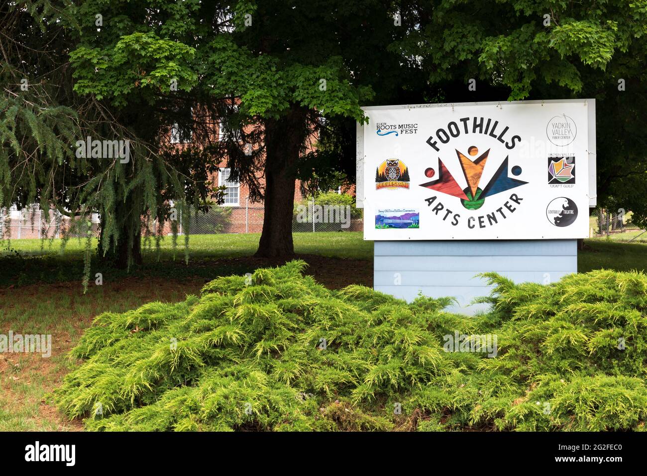 ELKIN, NC, USA-5 JUIN 2021: Le centre d'art Foothills au centre-ville d'Elkin, construit pour la première fois comme YMCA par Chatham Manufacturing. Image horizontale. Banque D'Images