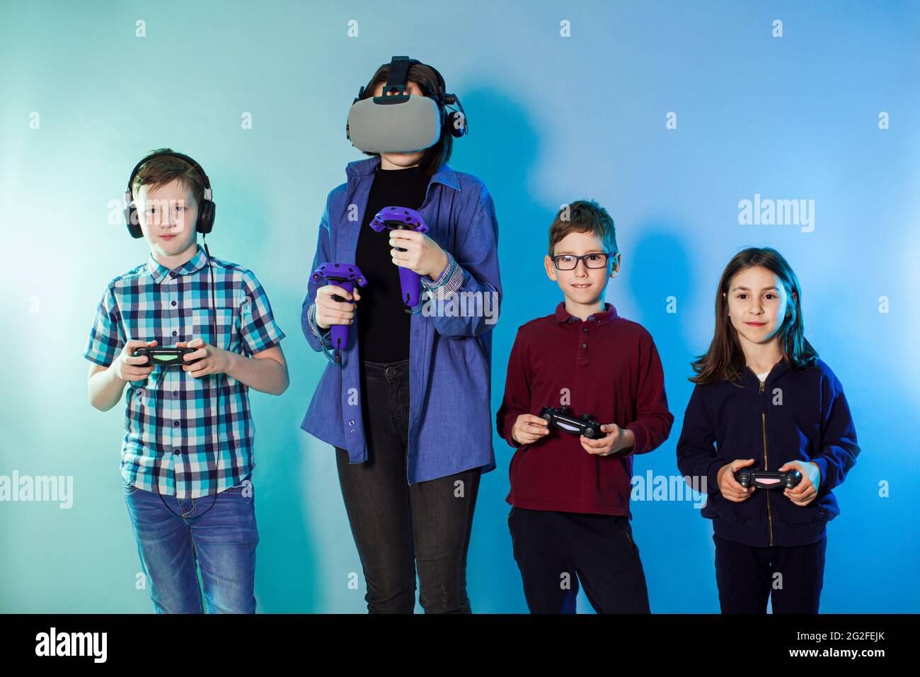 Groupe d'enfants utilisant un gadget de jeu pour la réalité virtuelle Banque D'Images