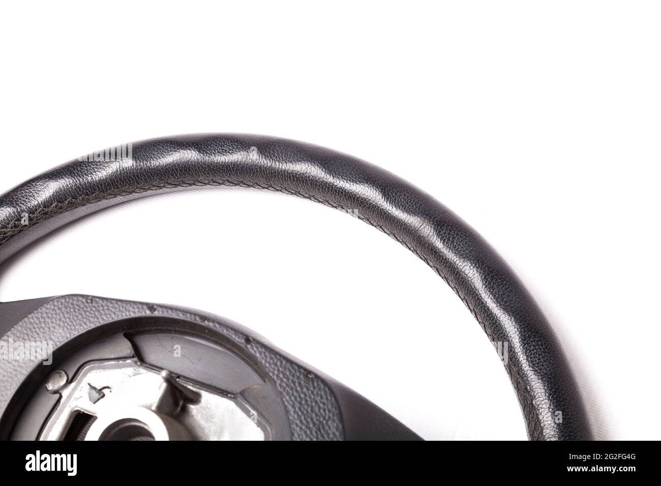 Volant en cuir multifonction - volant en cuir multifonction isolé, isolé sur fond blanc, Images connexes : direction Banque D'Images