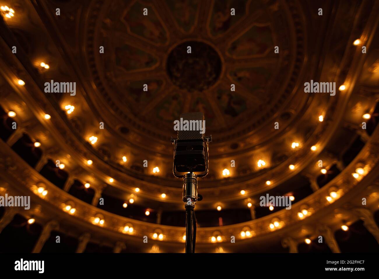 Lviv, Ukraine - 10 juin 2021 : AEA Ribbon microphone R44C sur fond intérieur d'opéra Lviv Banque D'Images