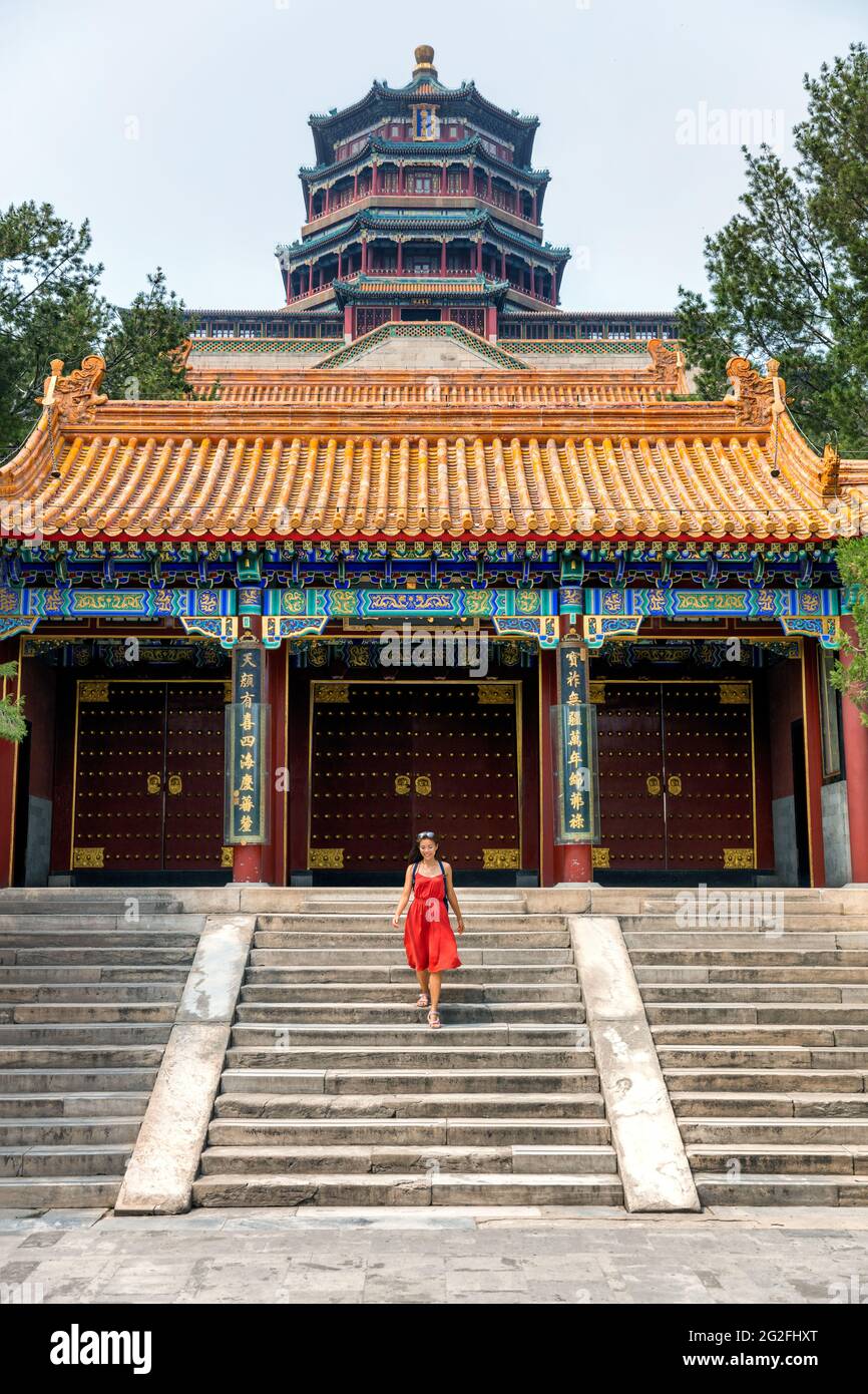 Chine voyage style de vie Asie tourisme d'été. Célèbre destination chinoise. Femme chinoise touriste visite temple religieux traditionnel dans la ville de Beijing Banque D'Images